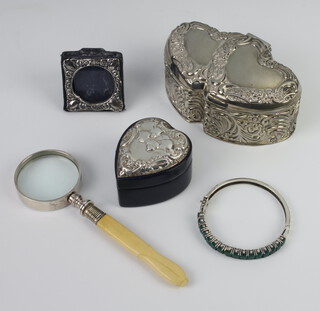 A modern silver repousse leather heart shaped box Birmingham 1996 (split lid) and minor items 