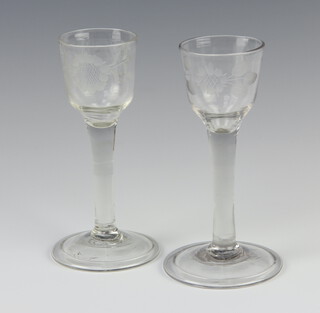 A pair of Georgian clear glass cordials with engraved floral decoration, 14cm 