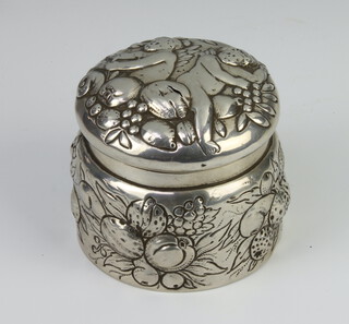 A Continental repousse silver pot and cover decorated with cherubs amongst fruit 119 grams, 7cm 