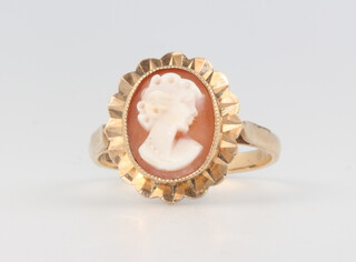 A 9ct yellow gold cameo ring, 4.8 grams, size T 