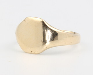 A 9ct yellow gold signet ring, 3.4 grams, size I 