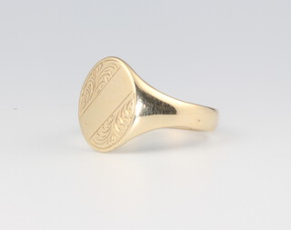 A gentleman's 9ct yellow gold signet ring 4.5 grams, size R 1/2