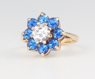 A 9ct yellow gold paste set daisy ring 3.4 grams, size I 