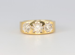 A gentleman's 9ct yellow gold 3 stone diamond ring approx. 1.09ct, size R, 6.5 grams 