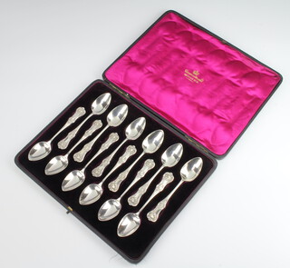 A cased set of 12 Victorian silver Queens Pattern teaspoons Glasgow 1865, 224 grams 