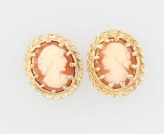 A pair of 9ct yellow gold cameo ear studs 2 grams