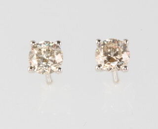 A pair of 18ct white gold brilliant cut diamond ear studs, 1.16ct, 2.2 grams