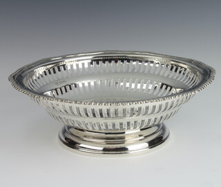 A silver pedestal bowl with pierced rim, Chester 1930, 312 grams 