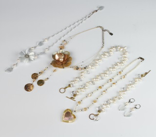 A vintage shell necklace and minor shell jewellery 