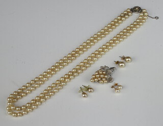 A quantity of imitation pearl jewellery 