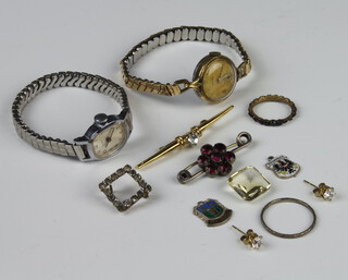 A garnet bar brooch and minor costume jewellery 