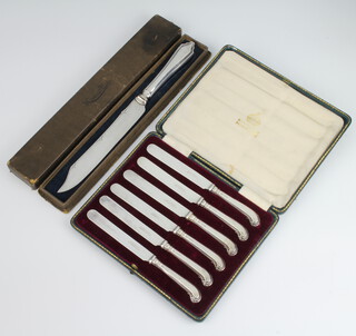 A cased set of silver handled butter knives Sheffield 1913 with pistol butt handles together with a cake knife
