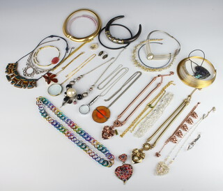 A quantity of vintage necklaces, bracelets and pendants 
