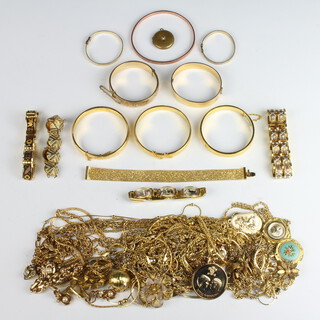 A quantity of vintage gilt costume jewellery 