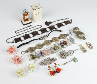 A vintage hardstone necklace and minor costume jewellery 