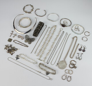 A silver necklace and minor silver jewellery, 432 grams 