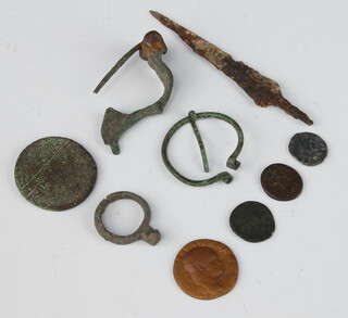 A quantity of Roman coins and artefacts 