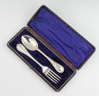 A cased lily pattern silver fork and spoon, Sheffield 1915, 78 grams 