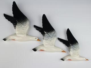 A set of Beswick seagull wall plaques no.922/1/2/3 35cm, 30cm and 23cm 