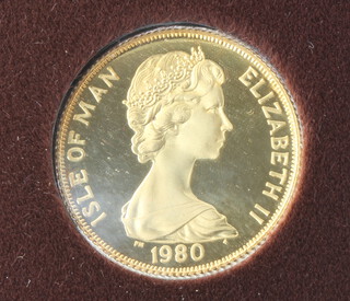 A 9ct yellow gold commemorative 1 crown, Queen Elizabeth The Queen Mother 1900-1980, 7.96grams 