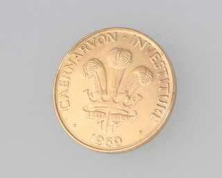 A 9ct yellow gold commemorative coin - Carnarvon Investiture 1969 5.3 grams 