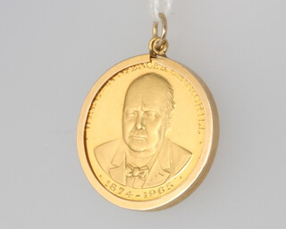 A 22ct yellow gold commemorative Winston Churchill coin 1874-1965 contained in a 9ct yellow gold mount 10.9 grams