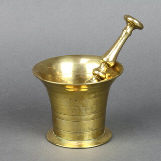 A 17th/18th Century polished brass mortar and pestle 10cm x 12cm 