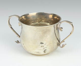 A Victorian silver 2 handled cup with S scroll handles, London 1880, 146 gramsm 8cm 