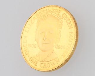 A 9ct yellow gold commemorative one crown, Queen Elizabeth The Queen Mother 1900-1980, 5 grams 