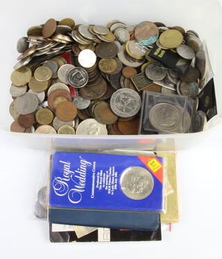 A quantity of commemorative crowns, minor Continental coins 