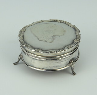 An Edwardian silver trinket box raised on scroll feet Birmingham 1902, 6cm, 