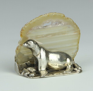 A cast silver figure of a seal with an agate back drop 5cm, London 1983 
