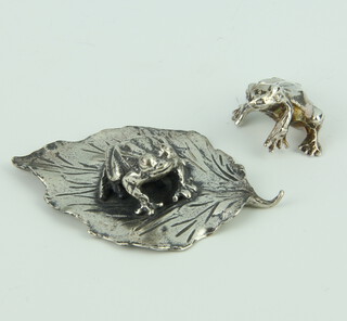 A cast silver model of a frog on a leaf and another frog 30 grams 