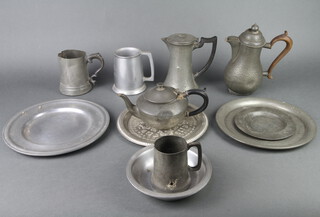Two pewter tankards (1 a/f), a circular planished pewter teapot and other minor pewter items 