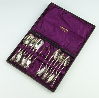 A cased set of 12 silver teaspoons and tongs, Glasgow 1885, 212 grams 