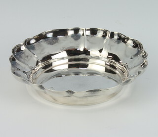 A silver scallop shallow dish Birmingham 1988 10.5cm, 74 grams