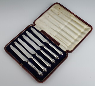 A set of 6 silver handled butter knives with fancy handles, Sheffield 1913