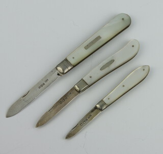 An Edwardian silver and mother of pearl fruit knife Sheffield 1903 and 2 others 