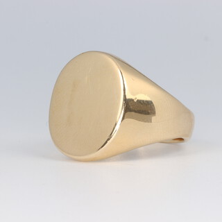 A gentleman's 9ct yellow gold signet ring, 18.2 grams, size V 1/2