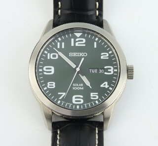 A gentleman's steel cased Seiko quartz calendar day/date wristwatch on a leather strap, boxed 