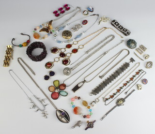 A collection of minor vintage costume jewellery 