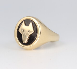 A gentleman's 9ct yellow gold and onyx signet ring 11.3 grams, size U 