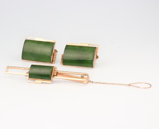 A pair of yellow metal jade cufflinks 25mm x 15mm, a matching yellow metal tie clip, gross weight 17.7 grams 