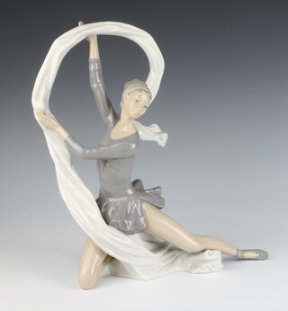 A Nao figure of a dancer 30cm 