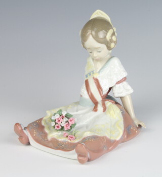 A Lladro figure of a seated Spanish girl with a bouquet of flowers in her lap 5869 boxed 12cm 
