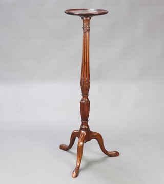 An Edwardian Chippendale style circular mahogany torchere, raised on a turned and fluted column with tripod base 104cm h x 28cm diam. 