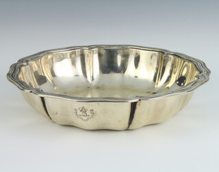 An 800 standard scallop edged bowl, 408 grams, 22.5cm 