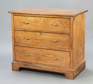 An Edwardian light oak dressing chest of 3 drawers, raised on bracket feet 79cm h x 91cm w x 48cm d 
