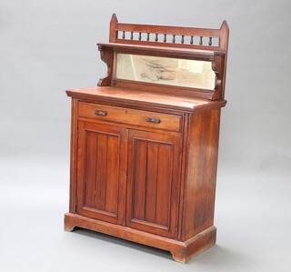 An Edwardian walnut chiffonier with raised mirrored back and bobbin turned decoration, fitted a drawer above panelled doors, raised on a platform base 139cm h x 90cm w x 44cm d 