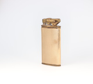 A 9ct yellow gold engine turned cigarette lighter, the removable gold skin weighs 9.2 grams, 68mm 